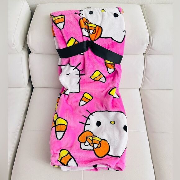 Hello Kitty Throw - Picture 2 of 4